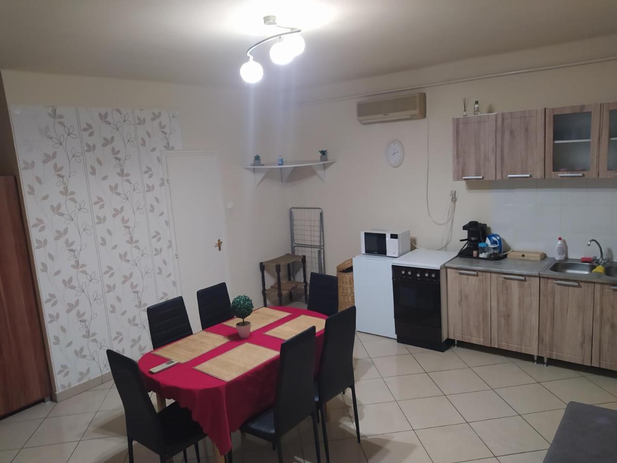 Pingpong Apartman Soltvadkert Exterior photo