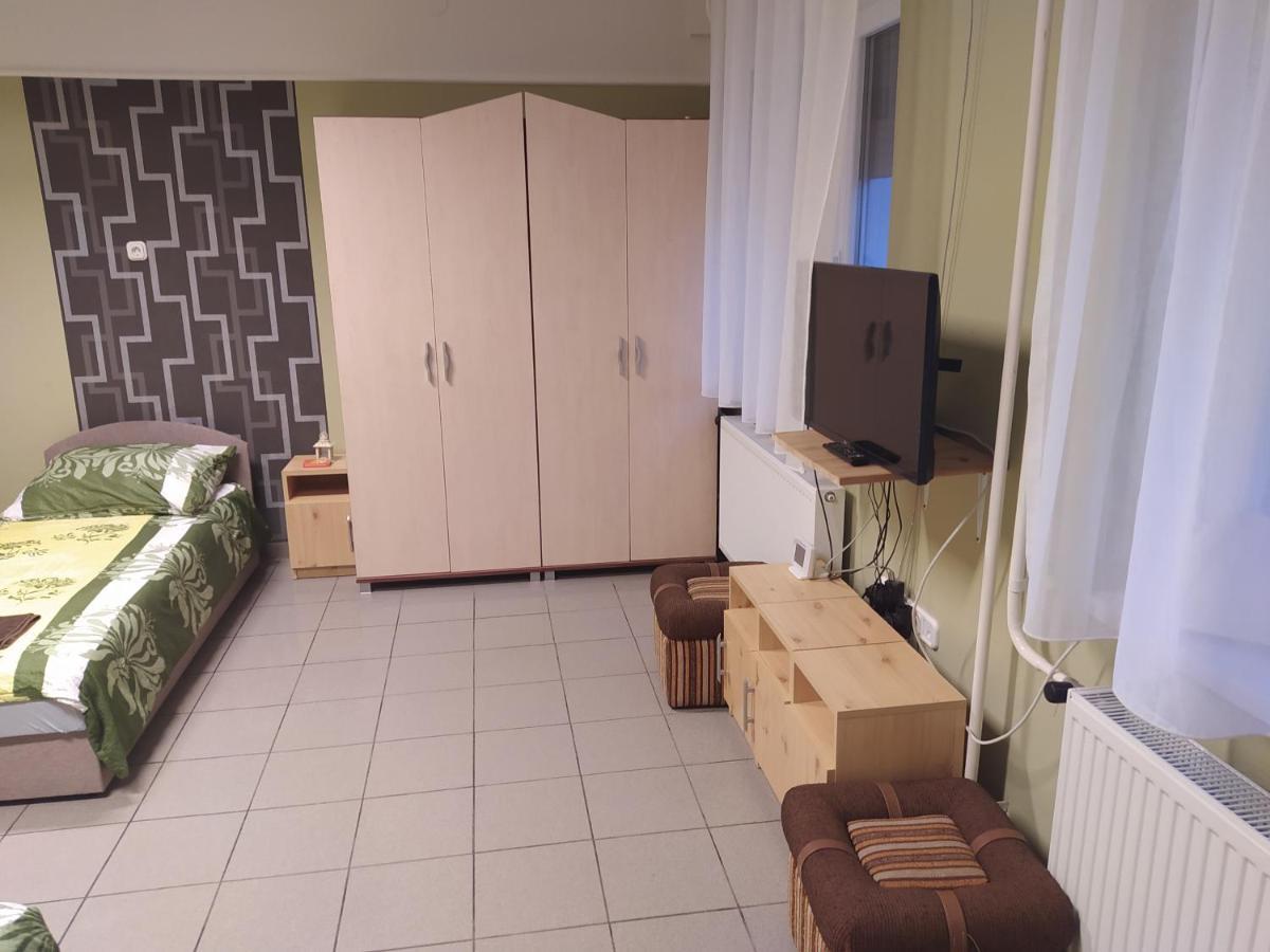 Pingpong Apartman Soltvadkert Exterior photo