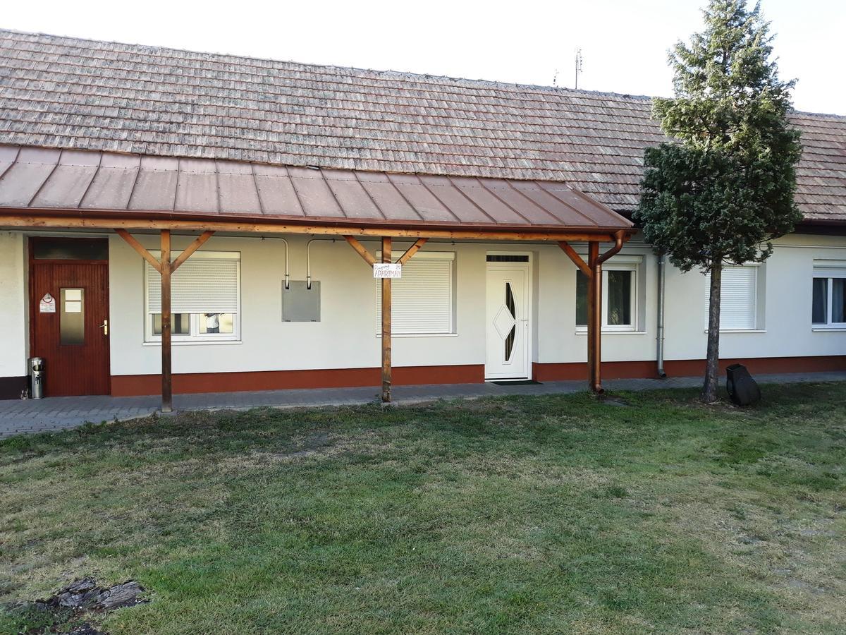 Pingpong Apartman Soltvadkert Exterior photo